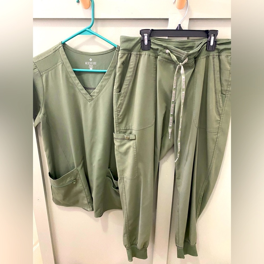 EUC! Med-Couture moss green! NO stains!!